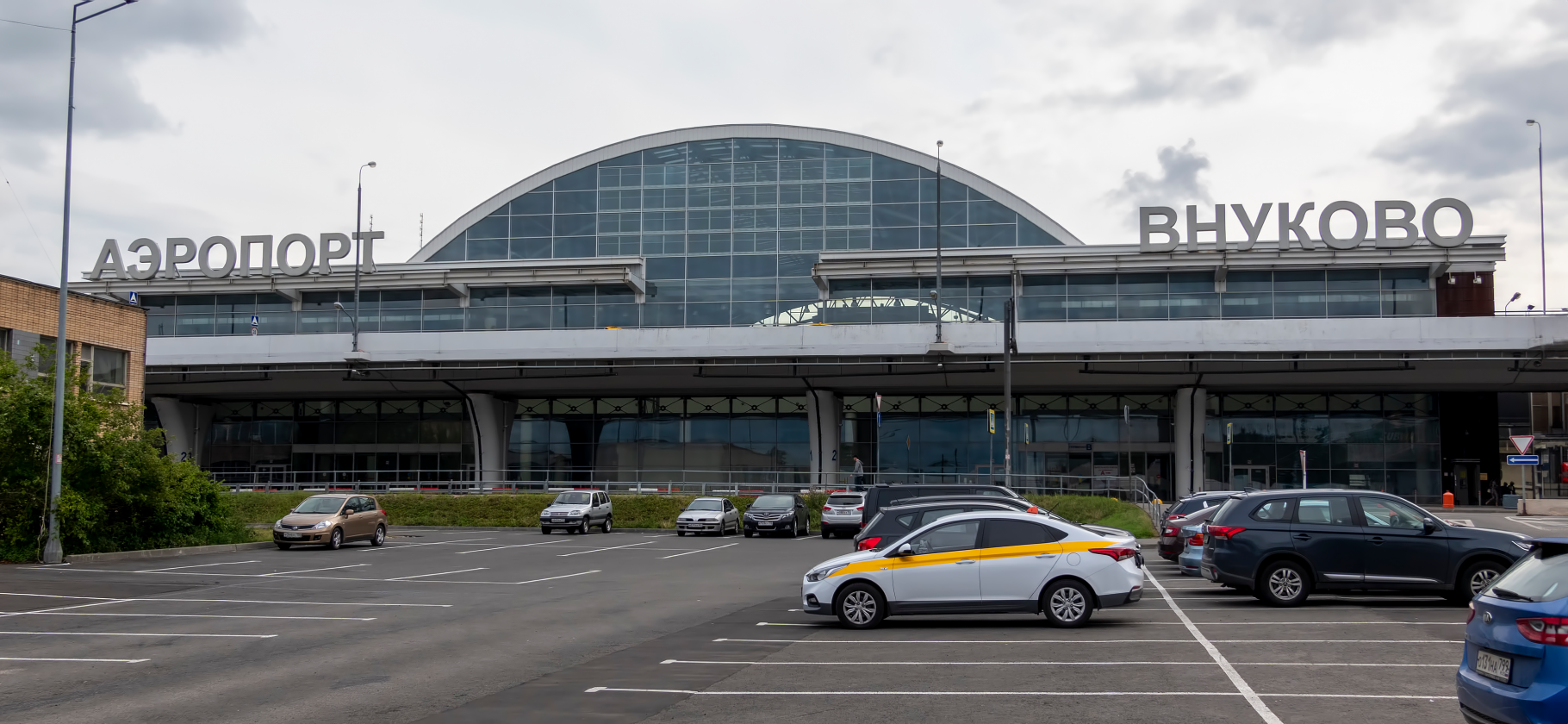 Сколько стоит парковка в 15 аэропортах России: от Москвы до Красноярска