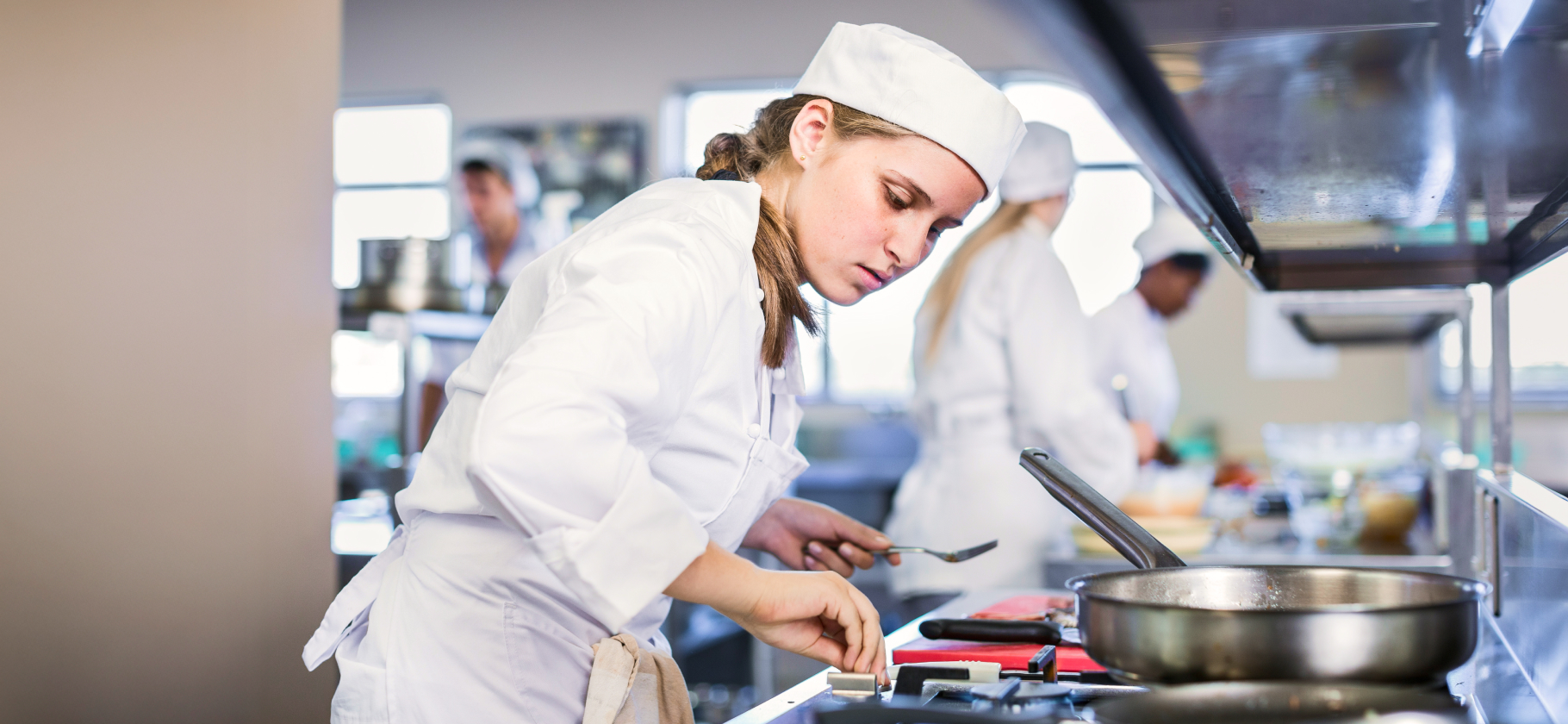 «Специально ждала получения пас­порта»: кем могут подра­батывать подростки