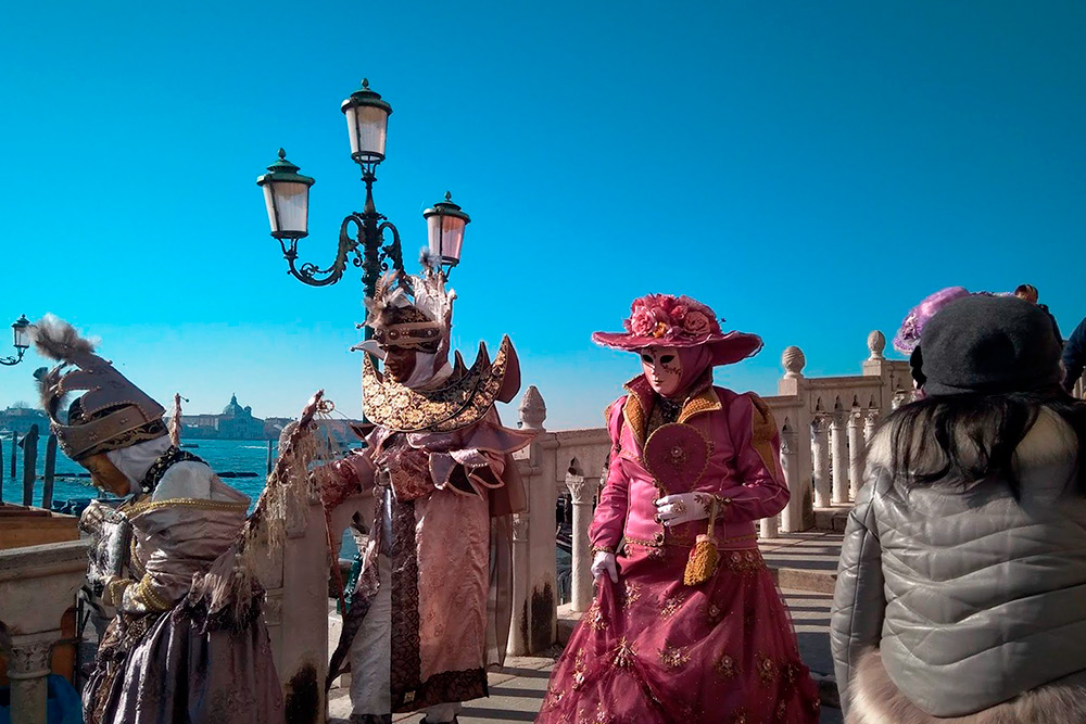 Больше всего прохожих в причудливых костюмах можно встретить в центре города: вокруг площади Сан-Марко и на набережной