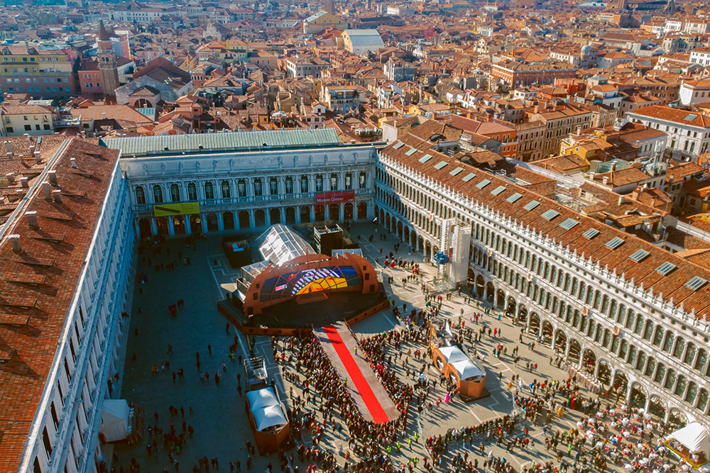 Так выглядит Венеция и площадь Сан-Марко с колокольни, откуда спускается ангел. В обычные дни сюда можно подняться, купив билет. Фото: Bestravelvideo / Shutterstock