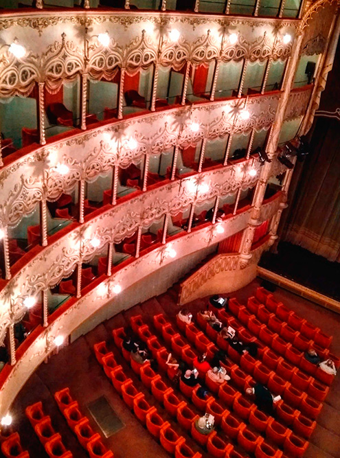 Драматический театр Карло Гольдони часто продает билеты со скидками, особенно для молодежи до 26 лет