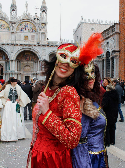 Большая часть карнавала — это круглосуточный смотр масок. Больше всего ряженых на площади Сан-Марко