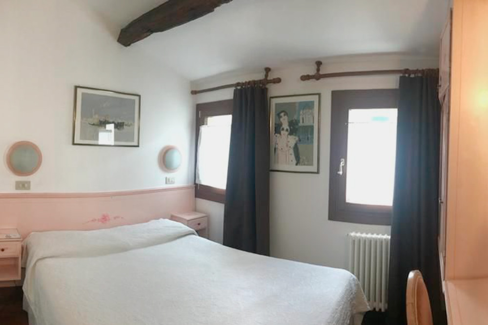 Комнаты в венецианских отелях небольшие, но чистые. Ночь в таком номере стоит от 120 €. Фото: 