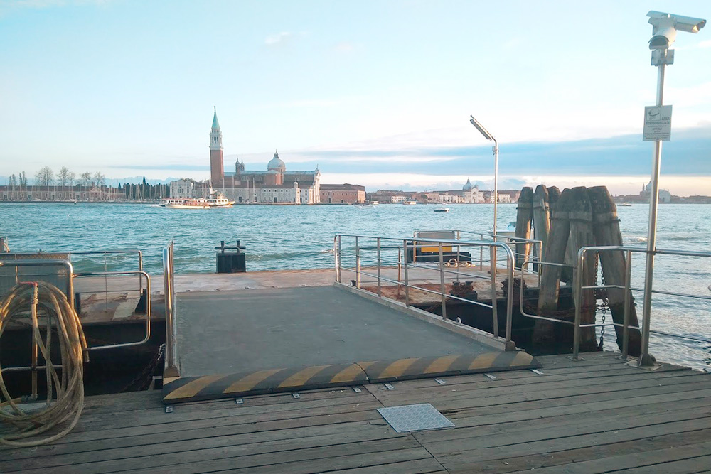 В Венеции вместо автобусных остановок — плавучие причалы, к которым пришвартовываются вапоретто