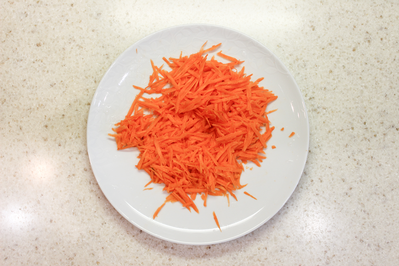Морковь необязательно тереть очень мелко — такого размера будет достаточно