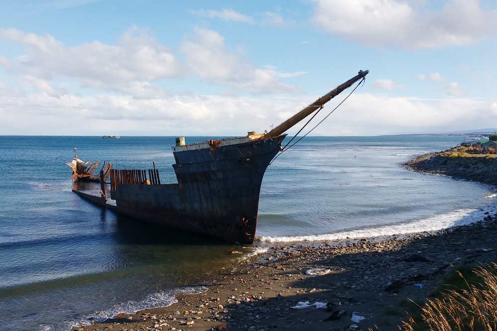 Останки корабля на берегу в Пунта-Аренасе