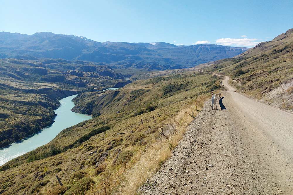 Та самая трасса Аустраль, которая пересекает всю северную часть чилийской Патагонии. Сюда еще туристическая инфраструктура не дошла, и дорога имеет только грунтовое основание, но ее постепенно улучшают