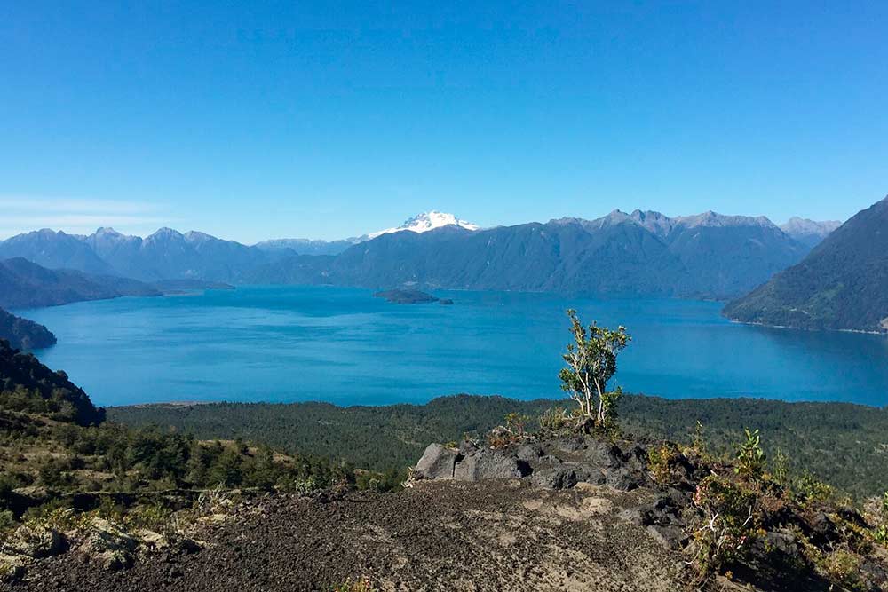 Вид с вулкана на озеро Петроуэ. За горной грядой находится аргентинский город Барилоче