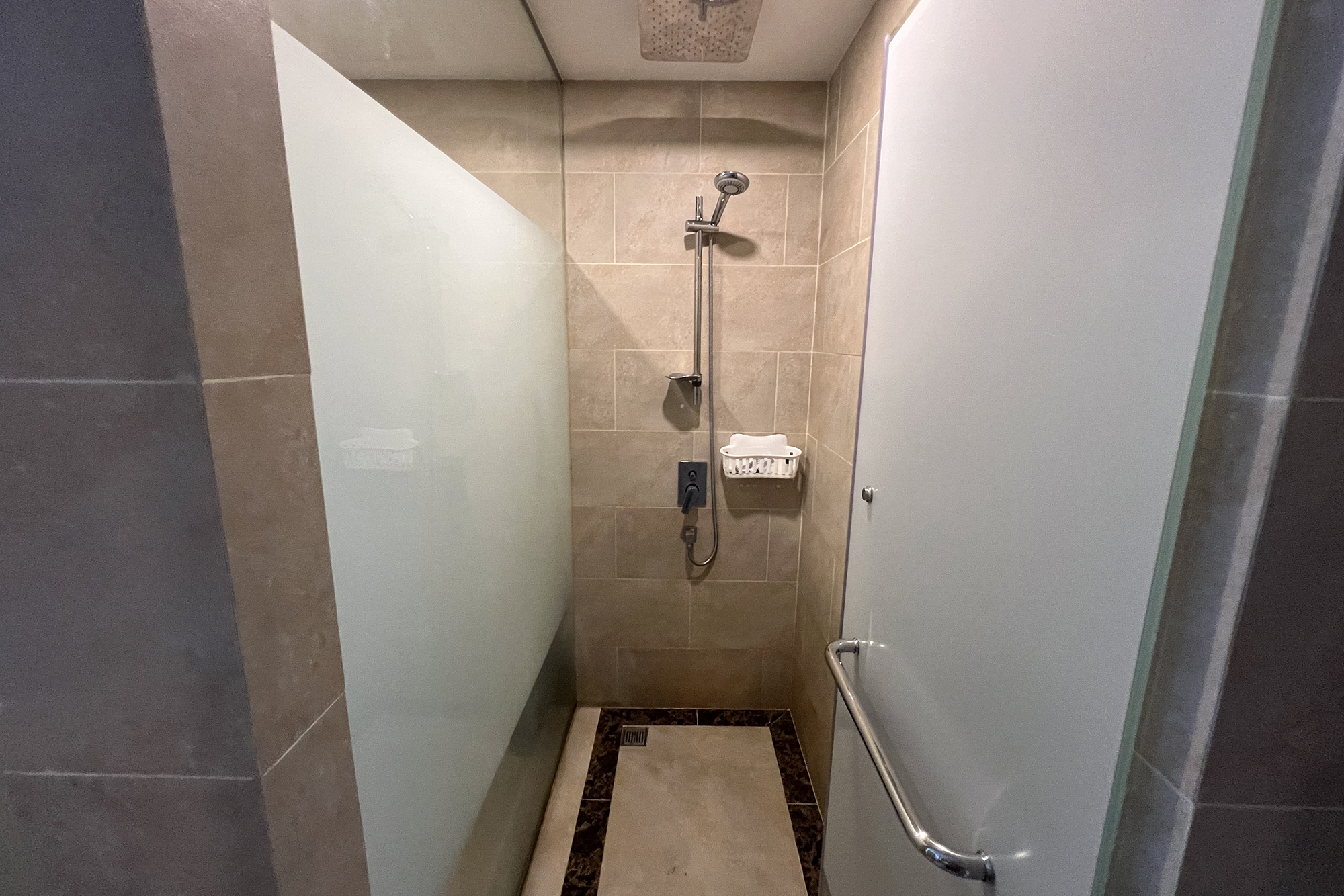 В большинстве квартир есть только душ. Найти квартиру или дом с ванной очень сложно