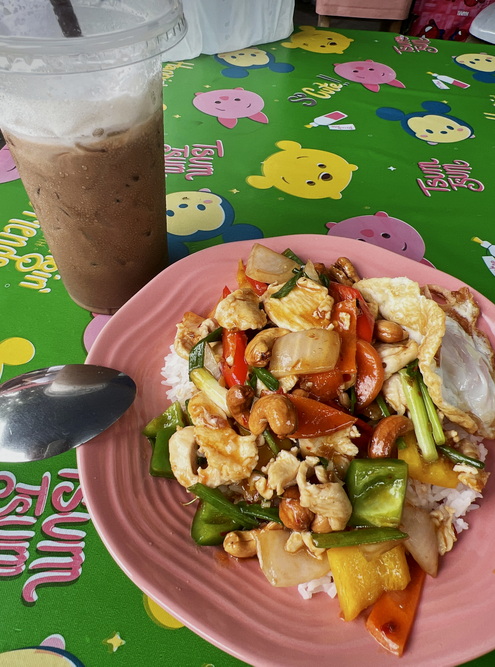 Мой любимый завтрак. Тайская курица с орехами кешью — 50 THB