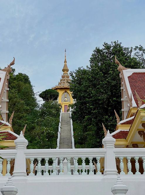 Храм в парке Wat Yansangwararam