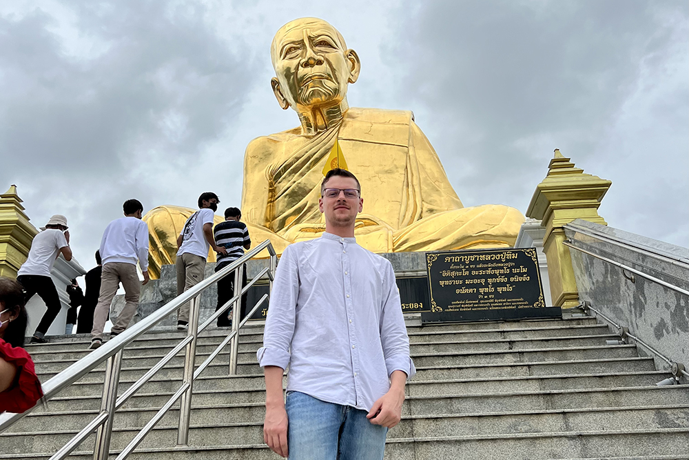 Это я в храме Wat Lahan Rai у большой и впечатляющий статуи Будды