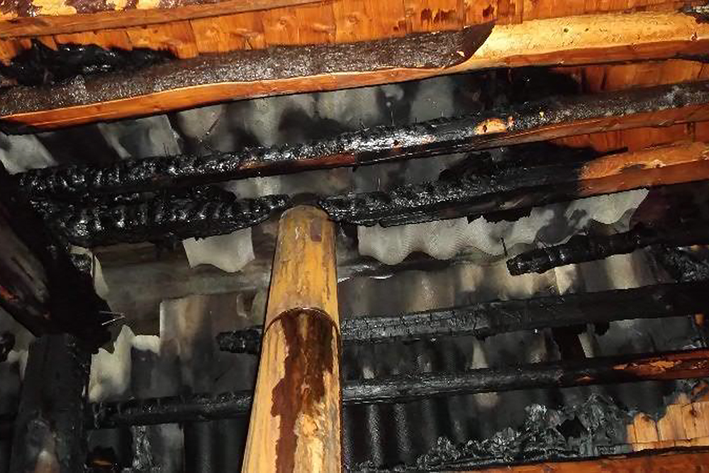 А это последствия пожара из⁠-⁠за металлической трубы, которая раскалилась и подожгла перекрытие. Источник: rekvest.ru