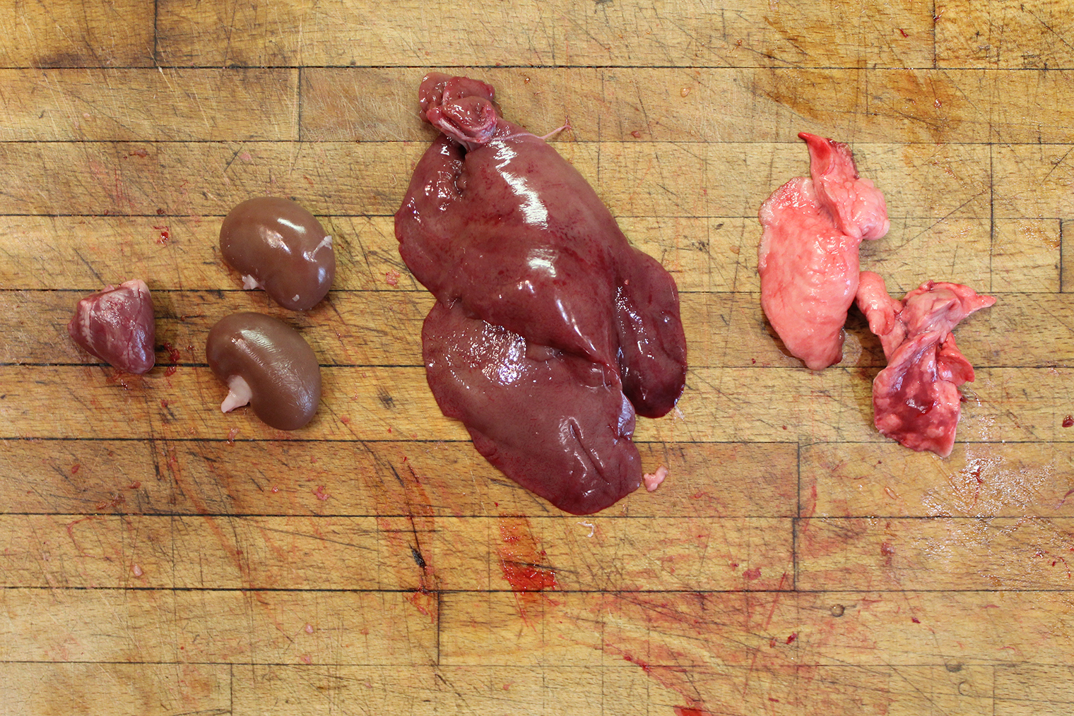Субпродукты из кролика: сердце, почки, печень, легкие. На фото видно, что все они, в том числе печень, свежие: яркие, блестящие и эластичные