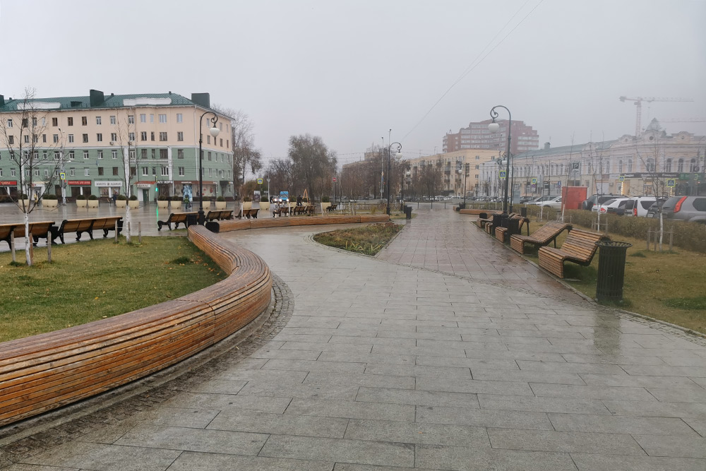 Центральная площадь — имени Ленина. Тоже недавно отреставрированная. Летом здесь гуляют местные жители, работают открытые кафе