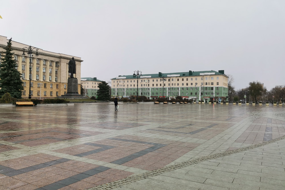 Площадь Ленина — дом правительства и памятник вождю мирового пролетариата