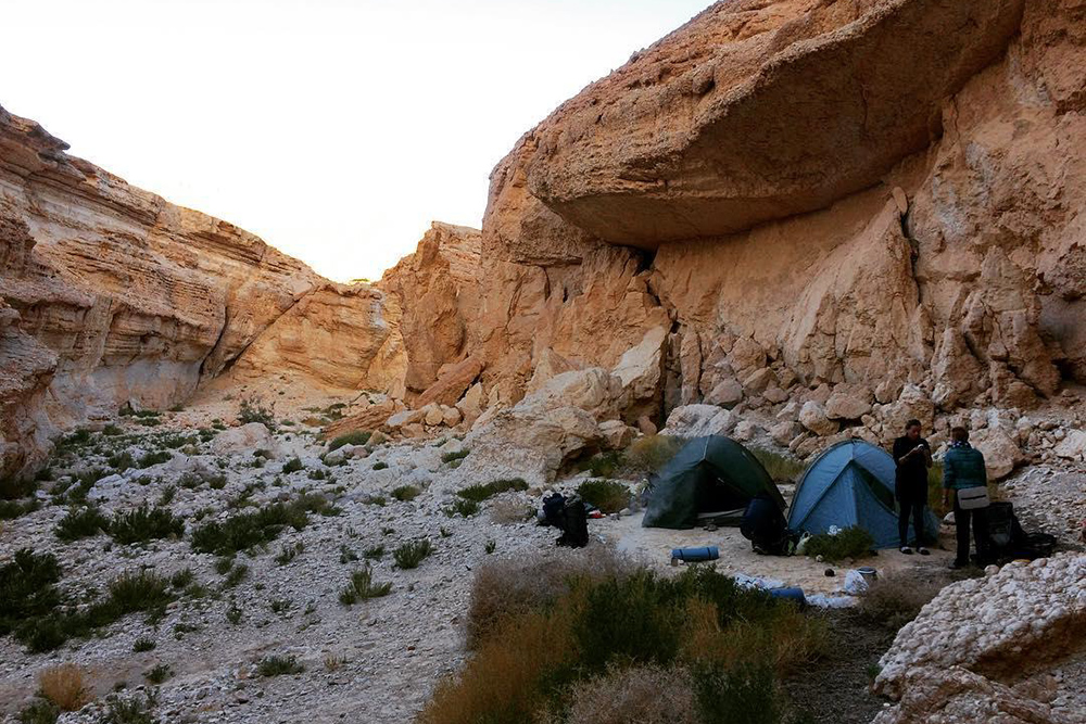 Ночевка в израильской пустыне по пути к каньону Шехорет в 2017 году