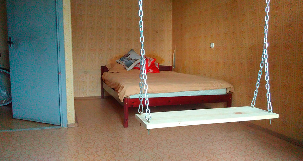 Комната с альковом — это такая ниша в стене специально для спального места