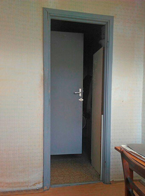 Вид из кухни на вход в нее из коридора. Если открыть двери в ванную и туалет, коридор будет полностью перекрыт