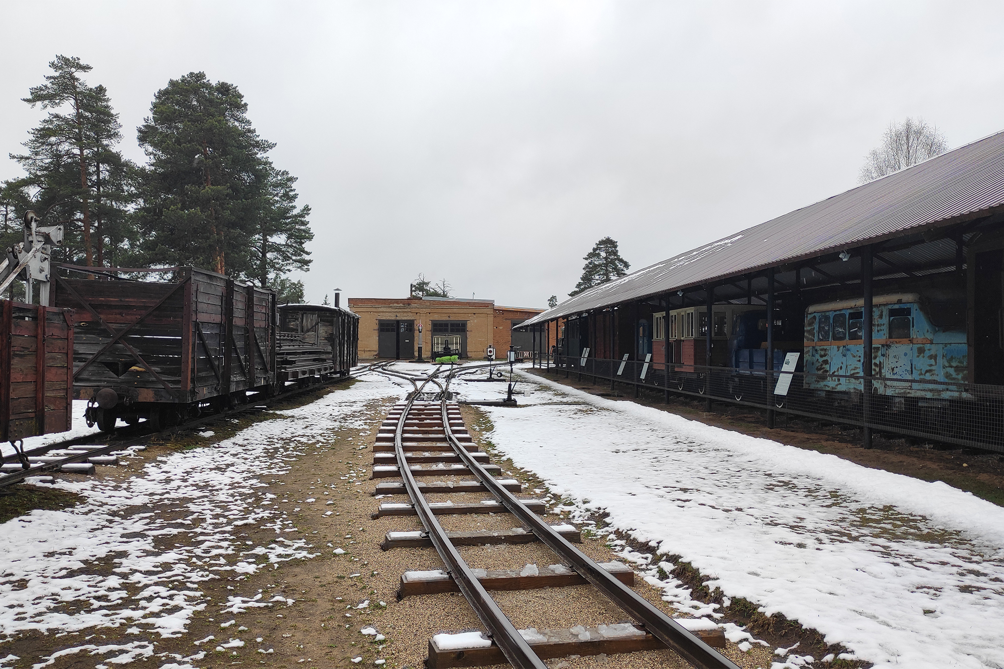 Снаружи железнодорожный музей похож на полузаброшенную станцию. Он работает со среды по воскресенье с 10:00 до 18:00, зимой — до 17:00