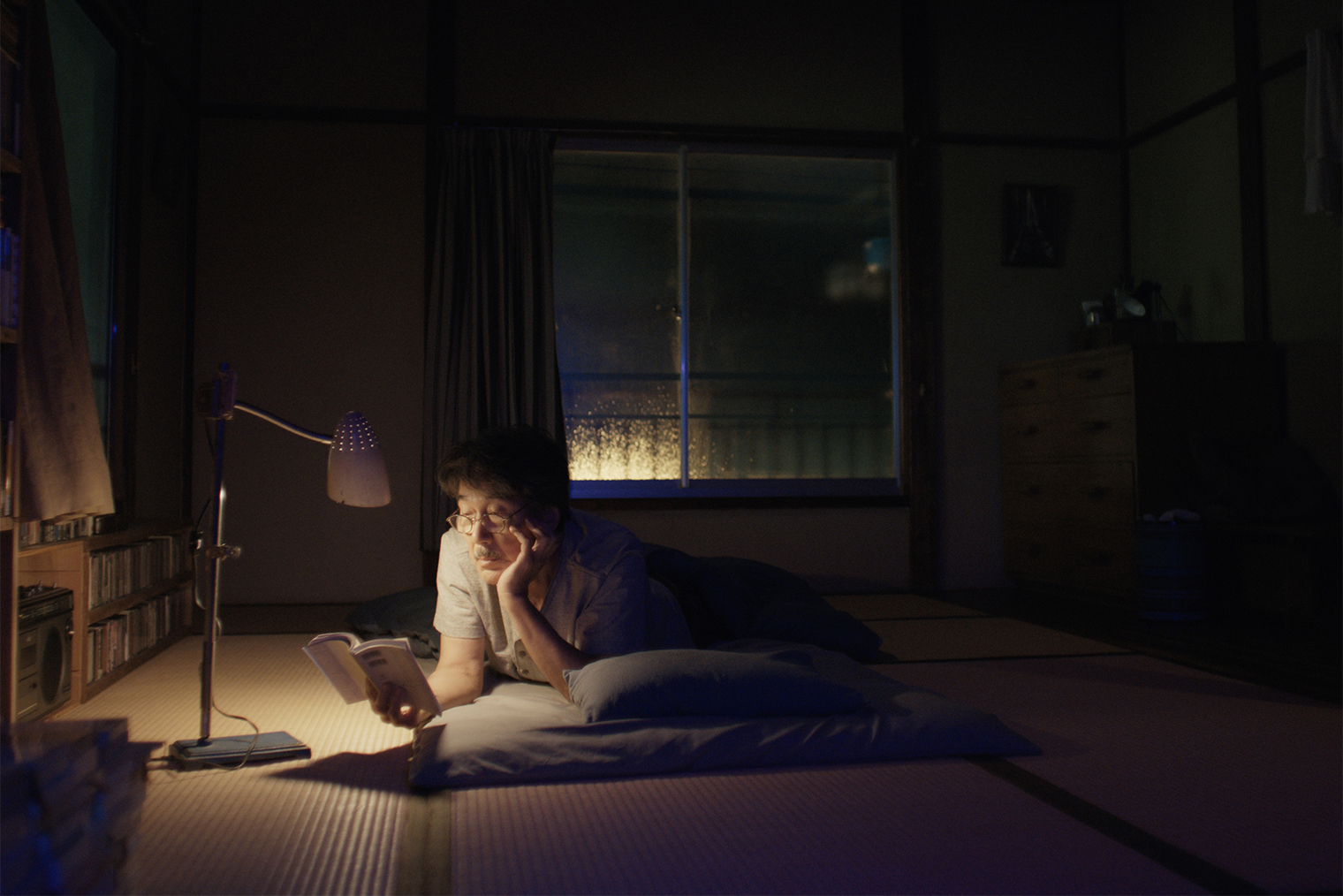 Еще один ритуал героя — чтение перед сном. Причем среди книг мелькают как романы Фолкнера, так и японская литература
