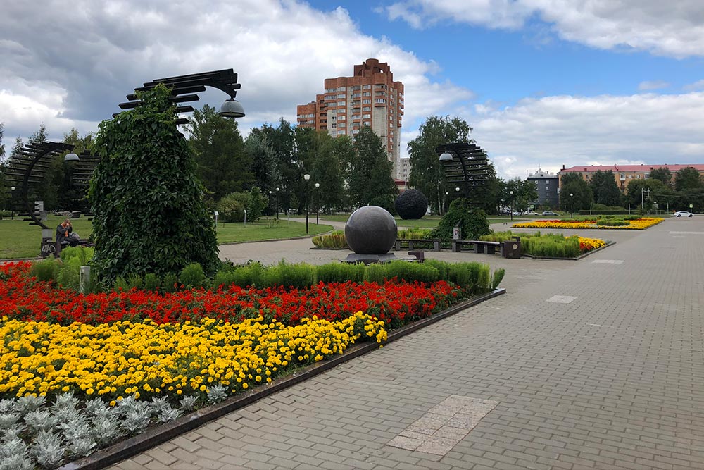 Парк расположен перед железнодорожным вокзалом Пермь II