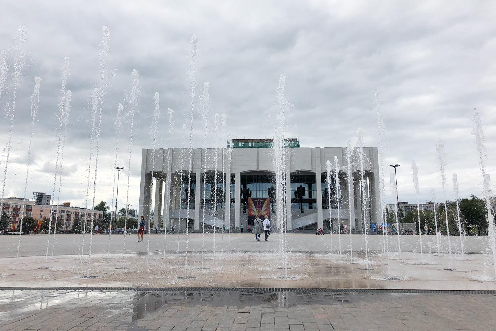 На площади перед Театром-театром летом включают фонтан «Театральный». В вечернее время он работает со светомузыкальным шоу