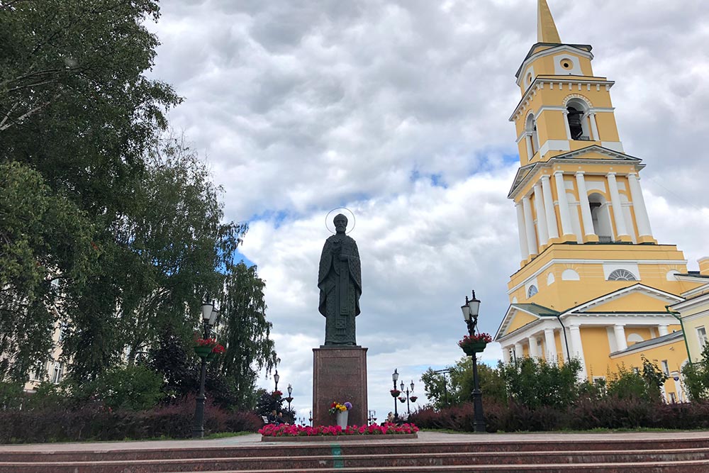 Перед галереей стоит памятник Николаю Чудотворцу, а справа — небольшая церковь