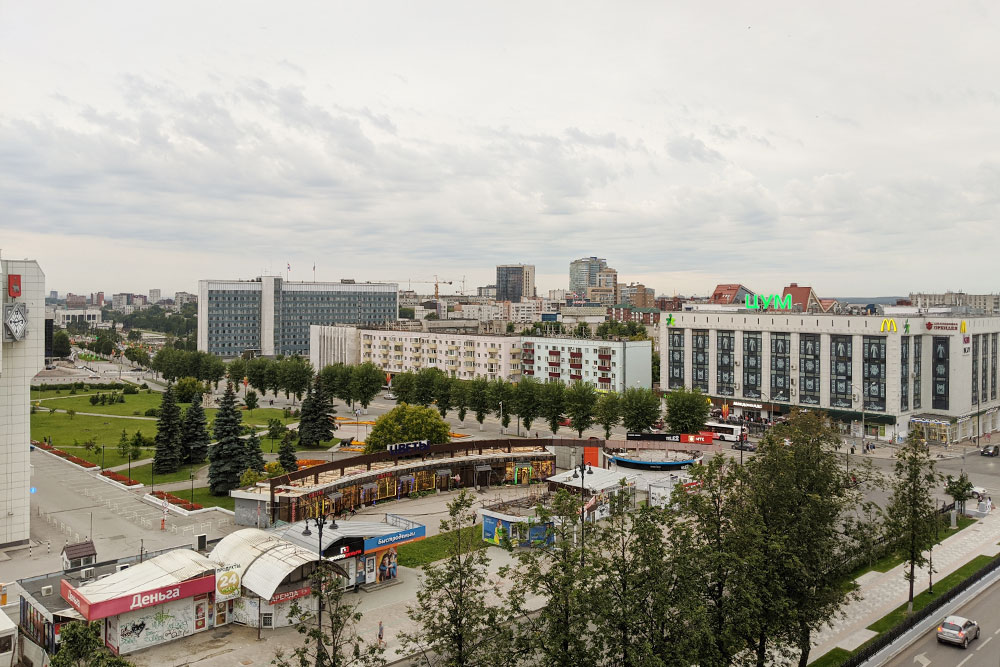 Вид на Цум, пересечение улицы Ленина и Комсомольского проспекта