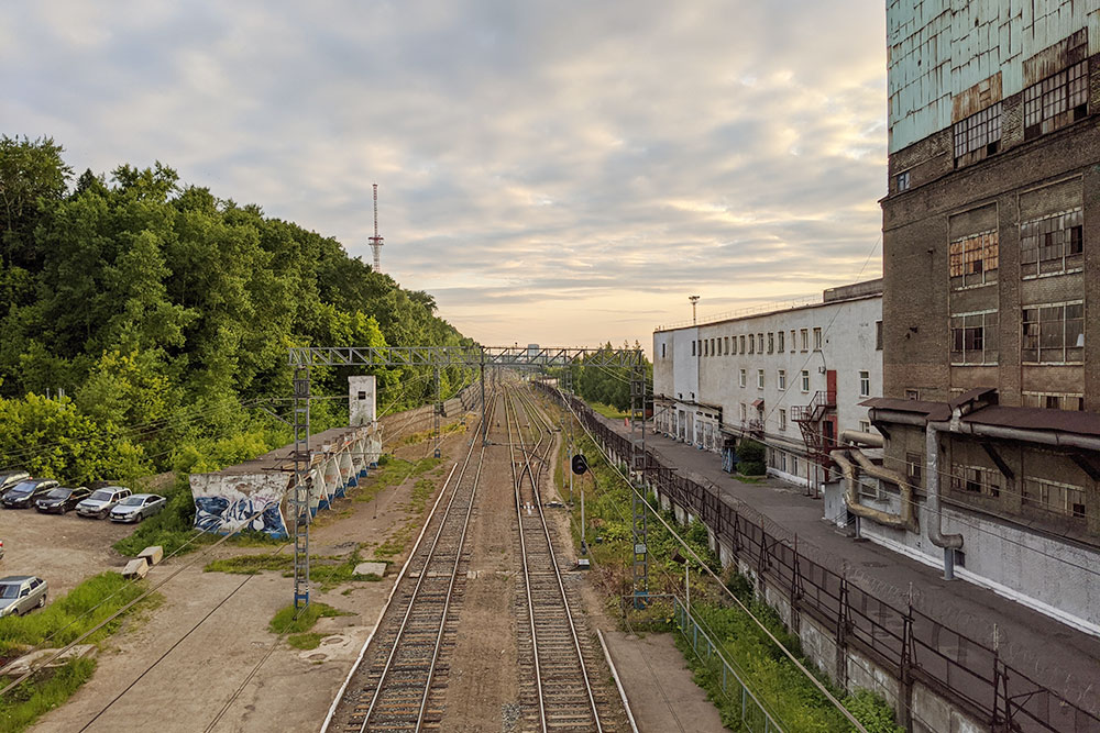 Остановки на окраинах выглядят ужасно. На фото — железнодорожная станция Славянова рядом с «Мотовилихинскими заводами»