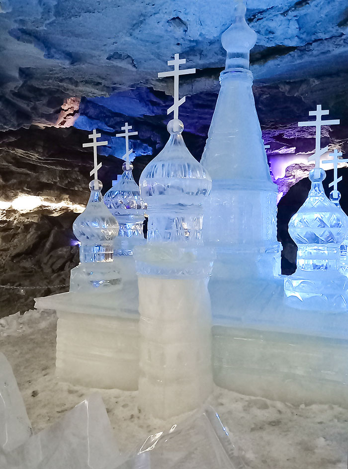 Ледяной Крестовоздвиженский собор в пещере. Фото: Khoroshunova Olga / Shutterstock