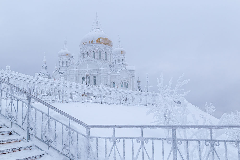 Зимой храм особенно красив: все в переливающихся льдинках. Фото: sedan504 / Shutterstock