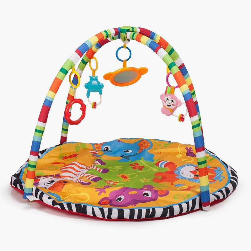 В «Детском мире» такой коврик с дугами для игрушек стоит 1819 ₽. Коврик познакомит ребенка с разными цветами и текстурами, а родители помогут узнать, какими словами называются нарисованные животные