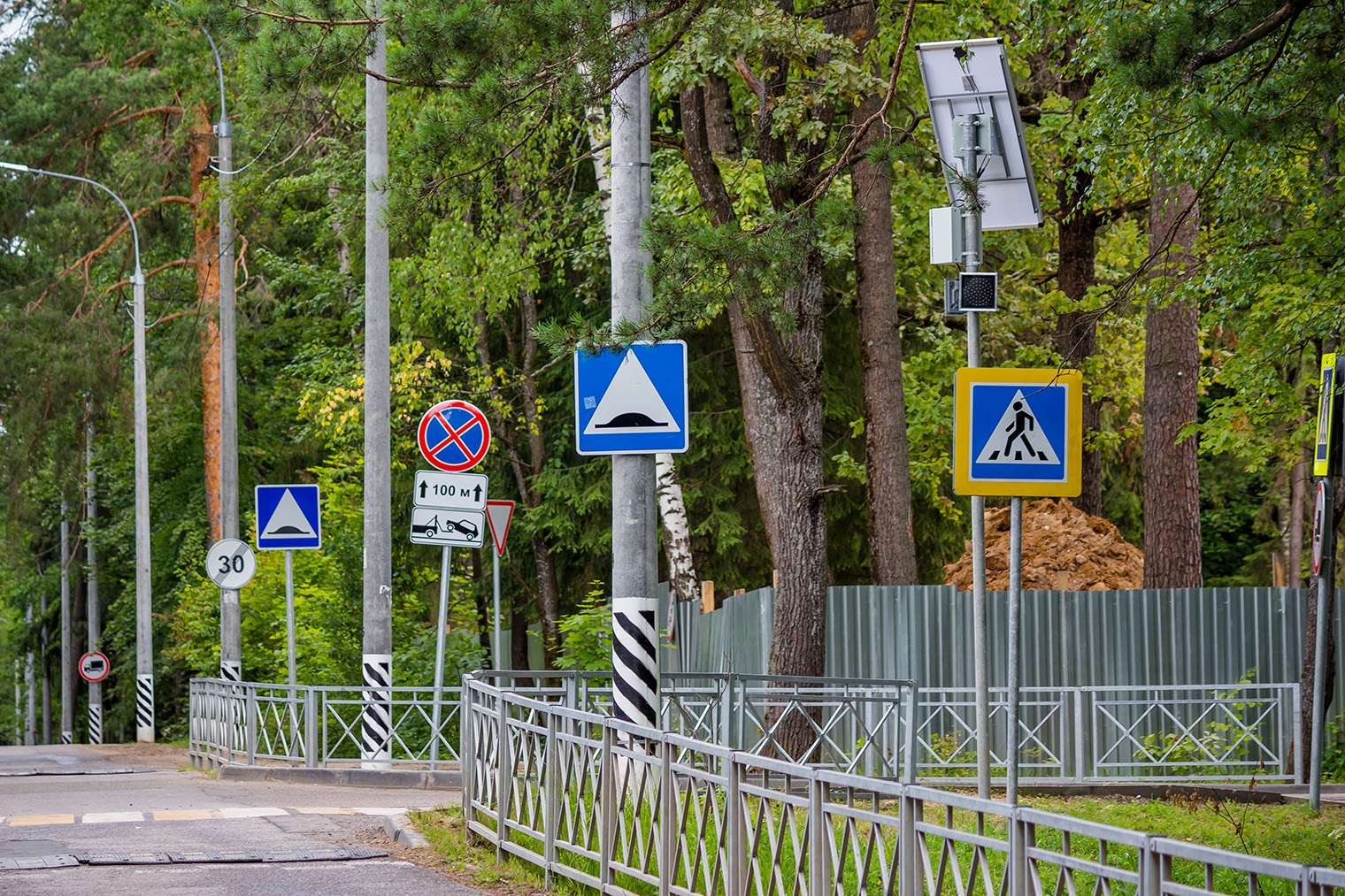 На дороге с ограждением переход запрещен. Но если пройти чуть дальше, до знака «Пешеходный переход», можно пересечь дорогу по правилам. Фотография: PhotoChur / Shutterstock / FOTODOM