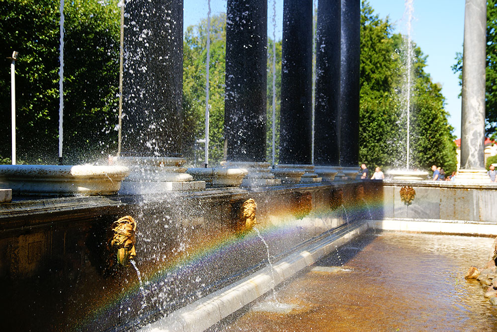Вечная радуга фонтана Львиный каскад. Гранит для фонтана добывали в карельском карьере Рускеала. Сейчас там горный парк