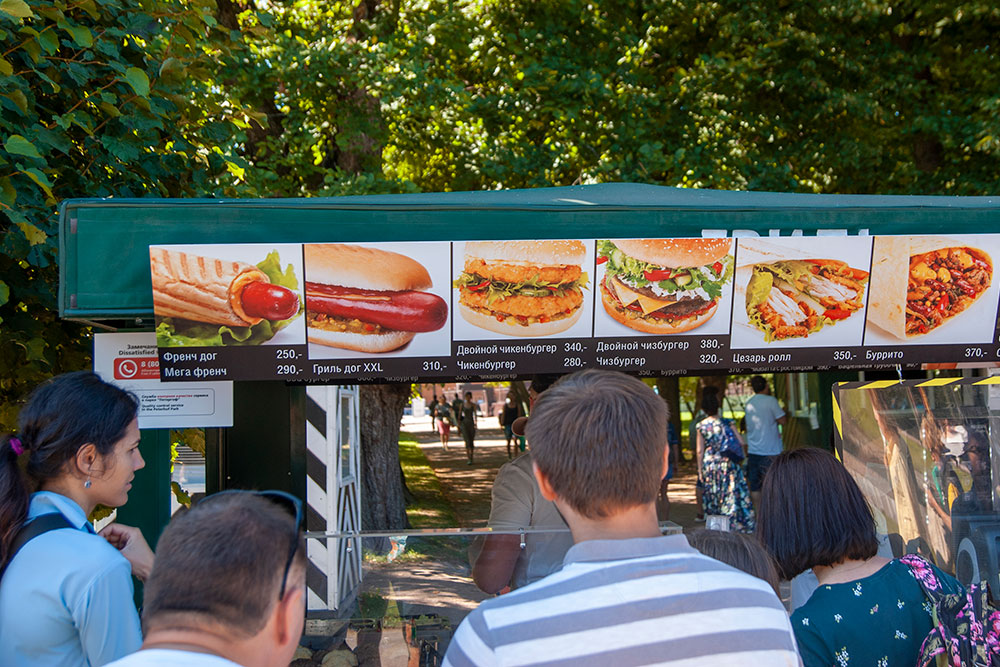 Основной ассортимент киосков в Нижнем парке — бургеры и хот⁠-⁠доги