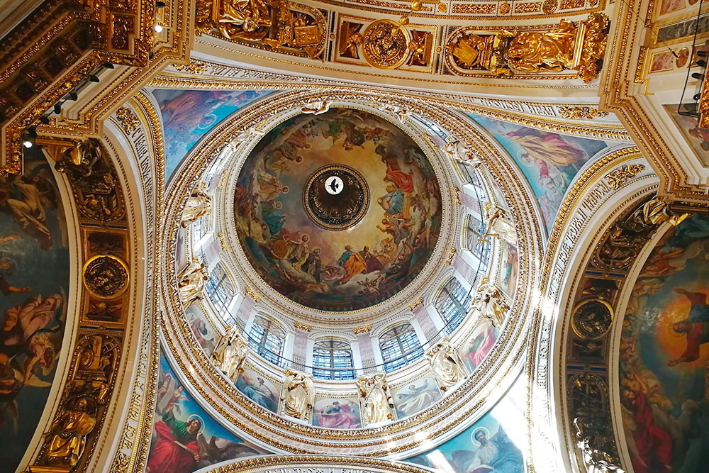 Внутри собор богато украшен. Там много туристов, но места хватает всем — в отличие от коридоров Ватикана