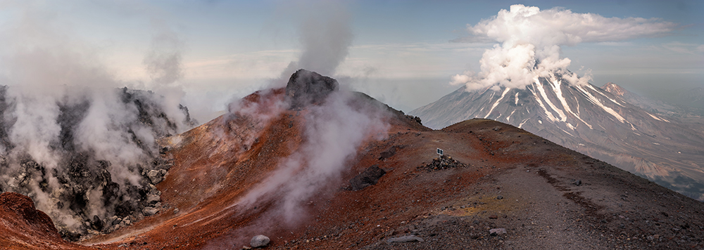 Вершина Авачинского вулкана в хорошую погоду. Фото: AnnaTamila / Shutterstock