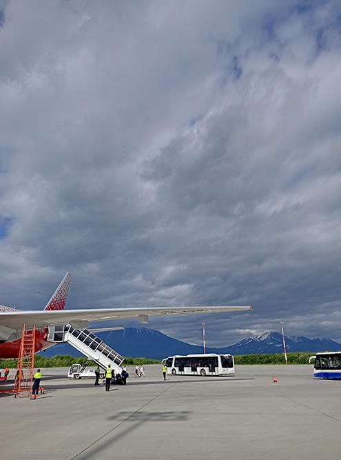 Аэропорт Елизово скромный, но атмосферный: расположен на фоне сопок и вулканов