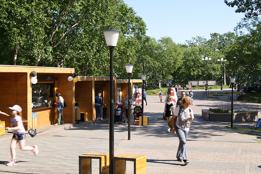 В парке приятно гулять и вечером: здесь много фонарей. Еще посетители могут подключиться к бесплатному вайфаю. Источник: wikimedia.org