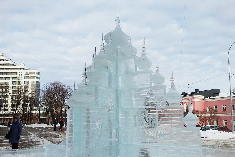 В конкурсе на лучшую скульптуру из снега или льда каждый год соревнуются команды из разных городов и стран