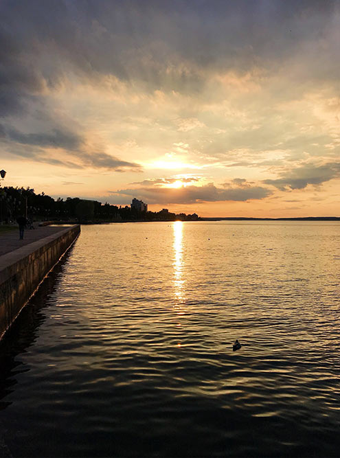 Самое красивое время на Онежской набережной — закат