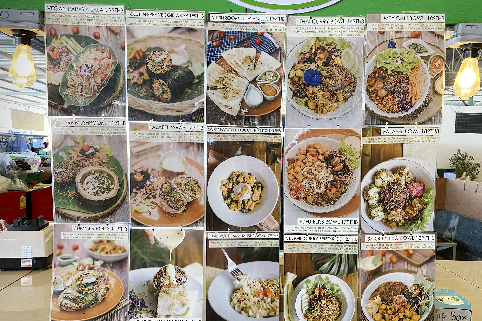 Часть меню Pure Vegan Heaven на фуд⁠-⁠корте в Тонг Сала, где мы часто бывали. На завтрак мне нравилось брать асаи⁠-⁠боул, на обед — фалафель⁠-⁠боул