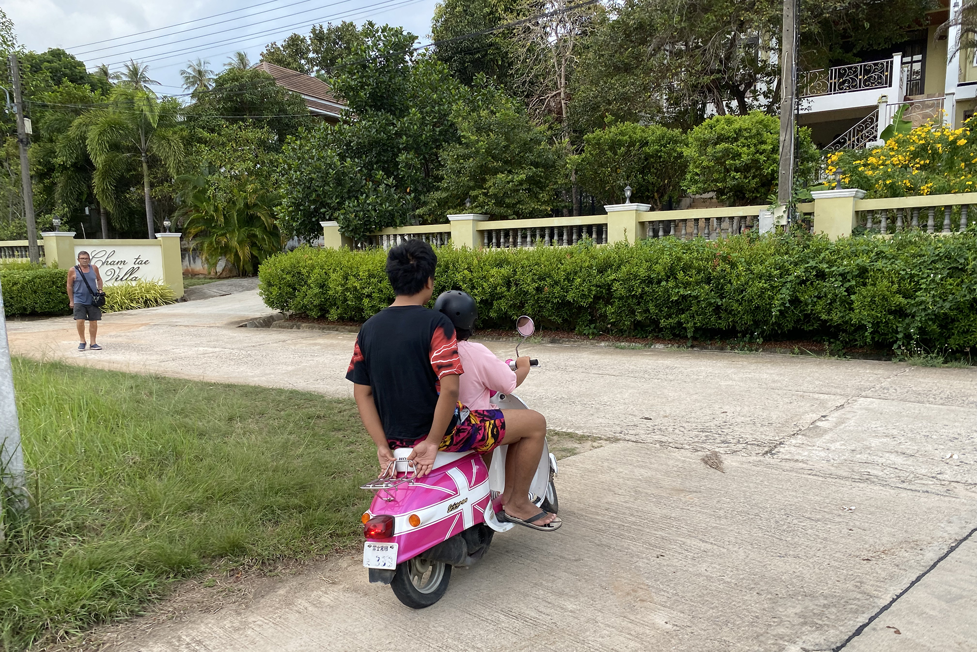 Байк — основное средство передвижения на острове. Тайцы учатся водить с детства