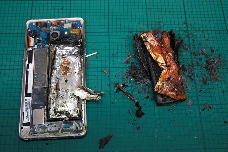 К счастью, столь массовых случаев возгорания смартфона, как с Galaxy Note 7, больше не случалось. Источник: nbcnews.com
