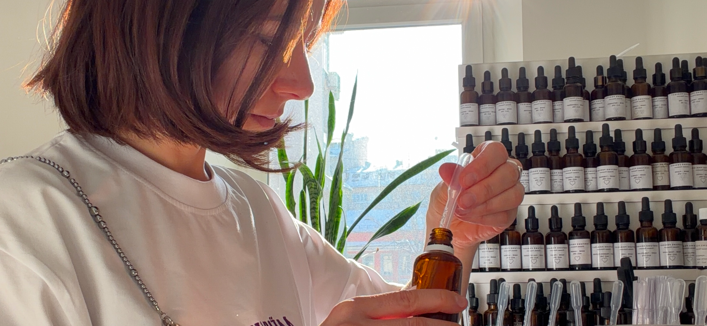 Мобильное фото: парфюмер в солнечной лаборатории