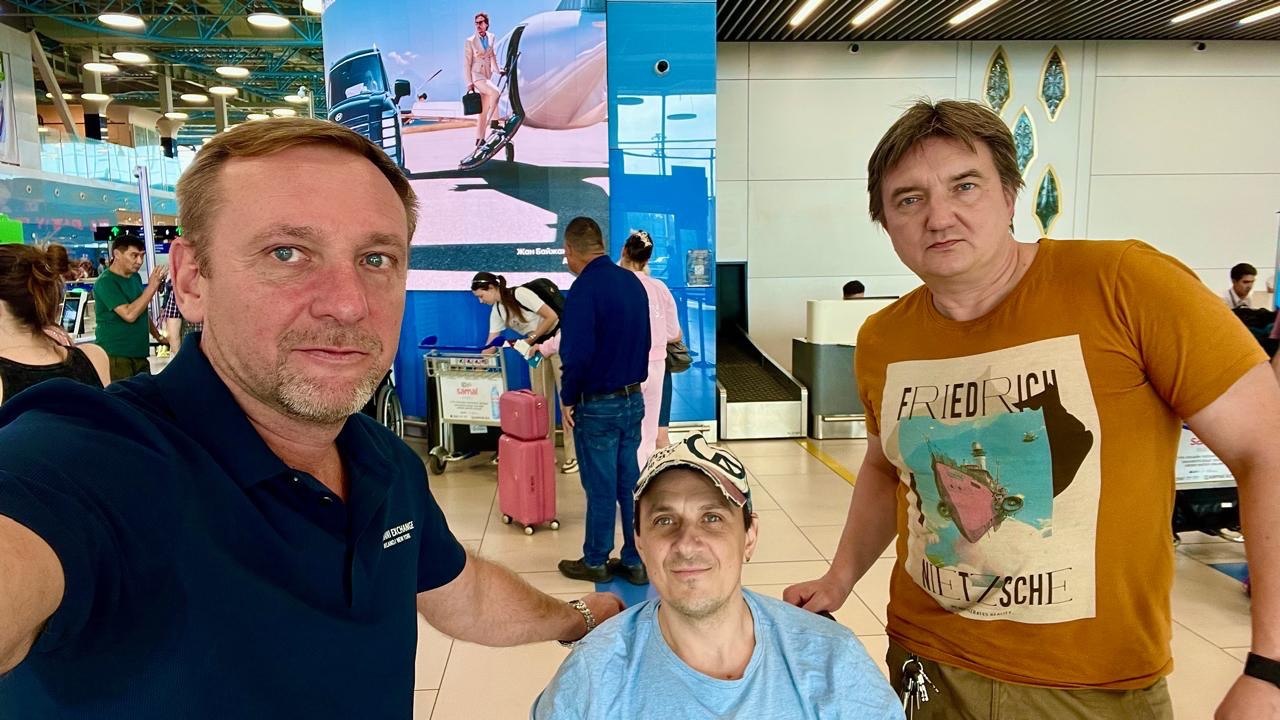 В день вылета в Москву. Сергей, Паша и я в коляске.