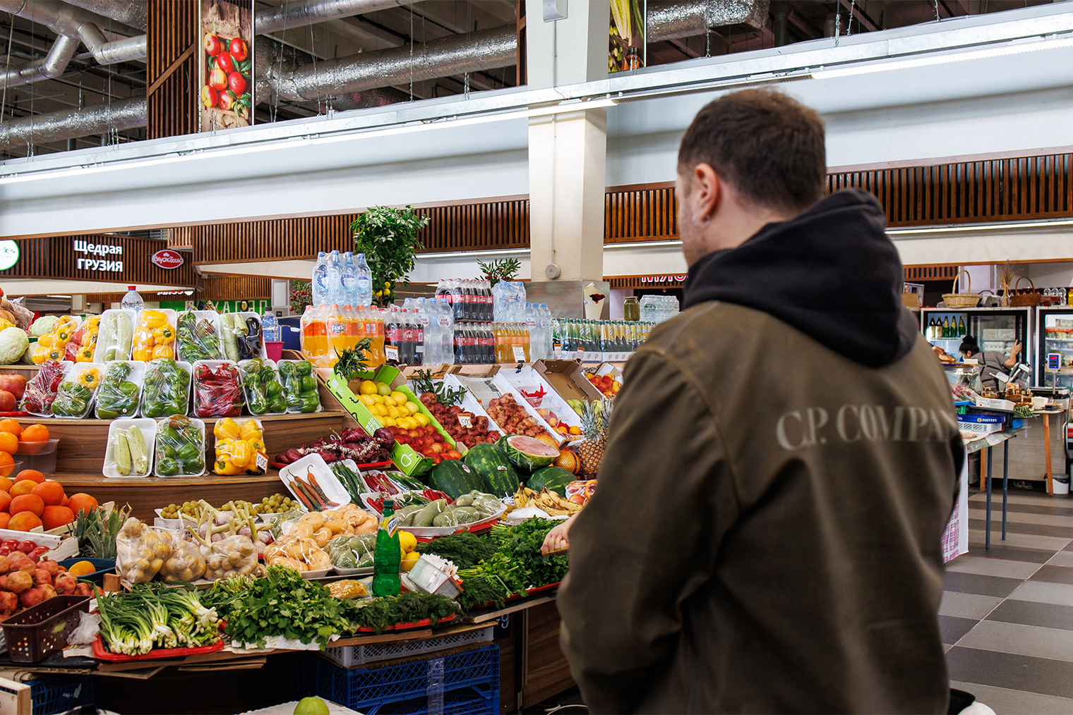 За необычными и редкими ингредиентами вроде пастернака шеф ходит на китайский рынок в Люблино — там огромный выбор экзотических продуктов: крабы, моллюски, интересные фрукты и овощи. От такого разнообразия разбегаются глаза — хочется взять все
