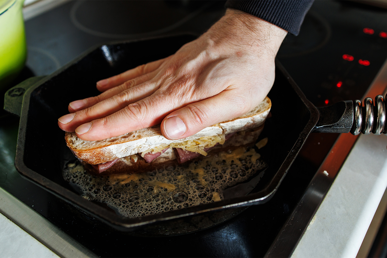 Шаг 4. Разогрейте сковороду, добавьте сливочное масло. Собранный сэндвич выложите на сковороду и прижмите рукой или лопаткой ко дну — так у тартина будет хрустящая румяная корочка. Иногда шеф прижимает крок⁠-⁠мадам второй тяжелой сковородкой