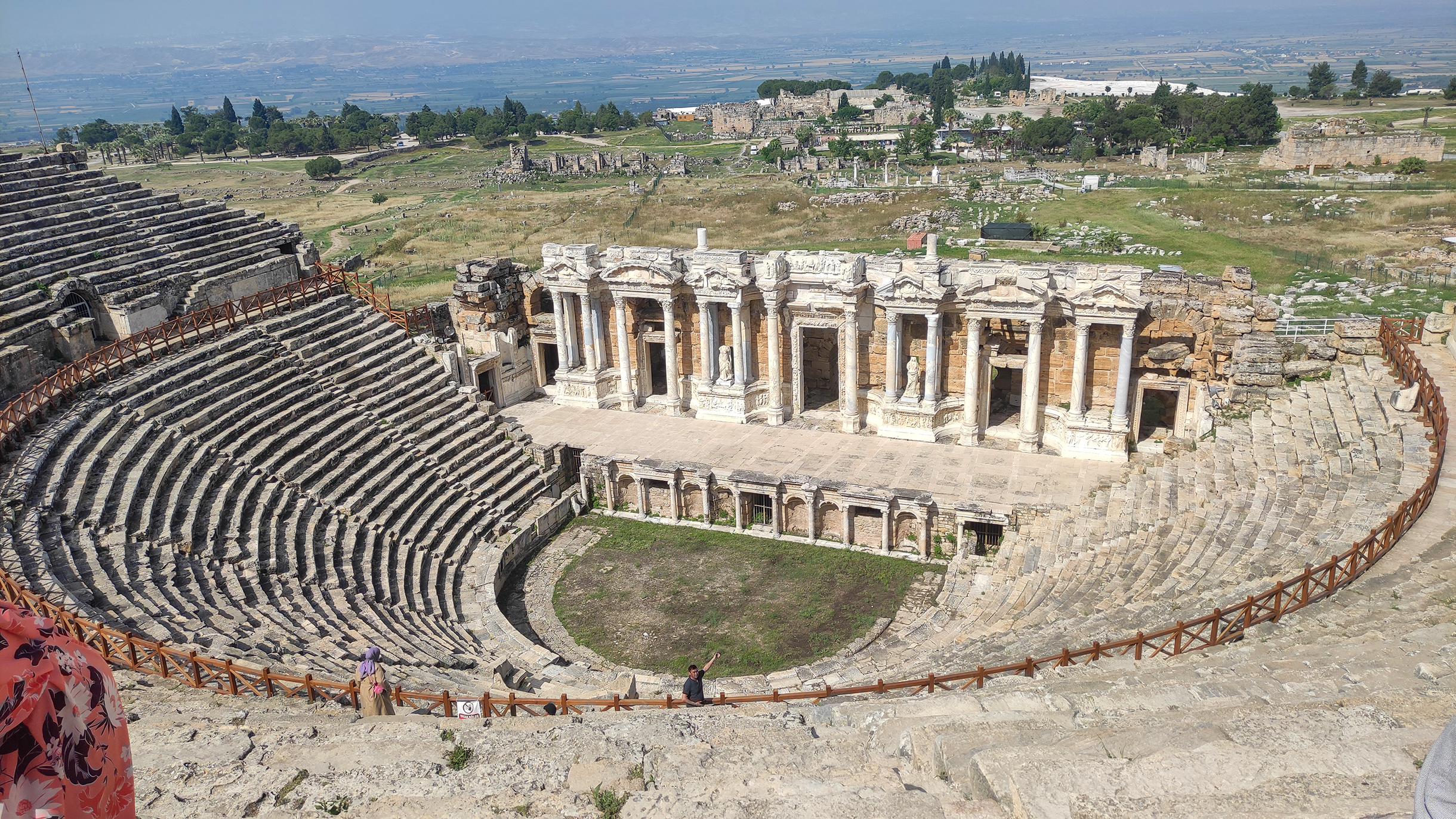 Амфитеатр в Иераполисе вмещал до 6000 человек, представители разных сословий заходили через разные входы и не сидели вместе